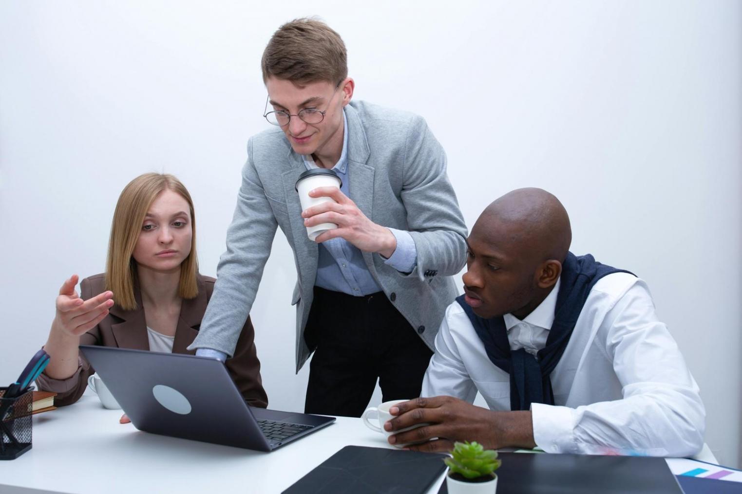 Teilnehmer arbeiten an realistischen Projekten in der Lernplattform